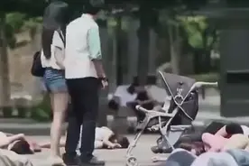 街头快闪 上百人集体装晕倒 路人懵了 最后那妹子有样学样视频封面