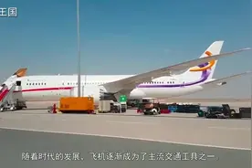 为什么会见到空姐拿着一个_打火机_边走边按? 有什么作用? 长知识视频封面