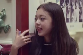 小姑娘瞒着爸爸学化妆，后妈竟是她帮手，成熟装扮被弟弟说成妖精视频封面