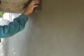 水泥墙抹的坑坑洼洼，看泥瓦工师傅怎样把它补平，真考验技术-视频封面