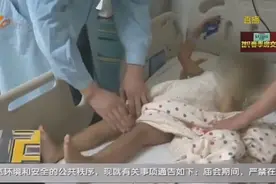 父亲肩头“骑尿脖”，铁丝锁喉男童摔骨折视频封面