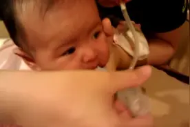 妈妈用嘴给2个月感冒卡痰的小宝宝吸痰，妈妈真是太伟大了！视频封面