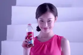 没等拍完广告，姑娘肚子都喝胀了，引来阵阵掌声