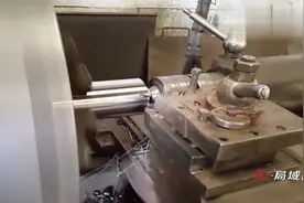 普通车床要如何加工长轴？老师傅是这样操作的，看完又学到了一招