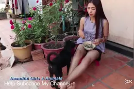 乡下美女喂狗，狗狗一脸的戒备心，但最终它们还是屈服给了美食！视频封面