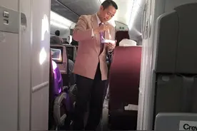 曼谷飞吉隆坡航班空乘大叔为老人喂食 照片疯传乘客点赞图片