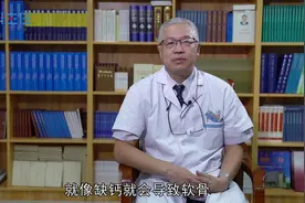 口腔黏膜脱落怎么回事？可能是体内缺水这种维生素！视频封面