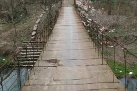 湖北天门4岁男孩坠桥16岁姐姐跳水施救，不幸双双溺亡图片