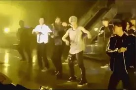 真是三个活宝呀，鹿晗演唱会被邓超李晨搞怪 哭笑不得视频封面