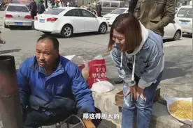 农村6旬老汉做传统零食，一天能赚400块，大家认为赚的多吗？视频封面