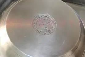 锅的底部油渍太多怎么办？小苏打这样弄一下就弄干净了视频封面