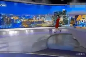 女主播掉鞋淡定主持 直播中"不雅"行为大盘点图片