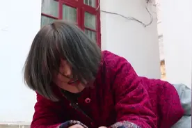 老公嫌弃老婆是黄脸婆，整天对她拳打脚踢，结局他后悔了视频封面