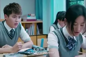 女孩卫生棉掉地上，谁知小伙：好大的创口贴啊！全班男生笑傻了视频封面