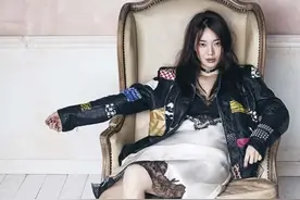韩国女艺人申敏儿拍杂志写真秀火辣身材图片