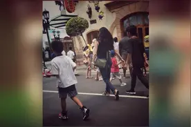 张柏芝带儿子环游新加坡，左搂右抱爱意绵绵，Lucas与妈妈一般高视频封面
