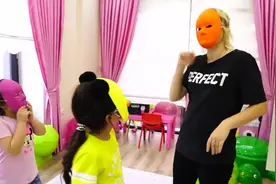 两个小女孩和妈妈戴着彩色面具玩捉迷藏游戏视频封面