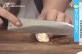 鸡翅跟虾仁完美结合，一道鸡翅包虾咬一口心都醉了，快来学习下视频封面