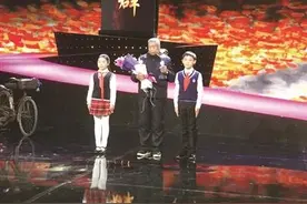 央视“感动中国”颁奖盛典 南通“磨刀老人”第一个出场图片