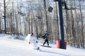 美国新人身穿正装脚踩雪板举行滑雪主题婚礼图片