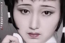 美女仿妆林黛玉简直太像，感觉电视里走出来一样，一点也不夸张！视频封面