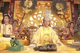 刘义将军战胜西凉军凯旋回朝，皇上龙颜大悦亲自出城迎接视频封面