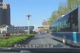 路口借公交车道直行，不扣分技巧，现场实录详解视频封面