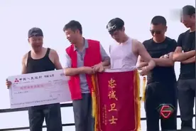 张艺兴上演湿身诱惑，险些走光，还好有个锦旗可以遮挡。视频封面