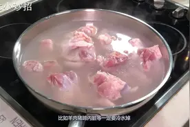 肉焯水，用冷水还是沸水？我一直弄错，难怪肉会柴视频封面