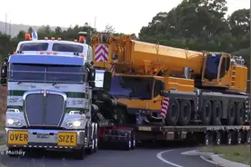 肯沃斯Kenworth K200运输车运送利勃海尔Liebherr LTM 1350起重机视频封面