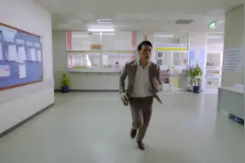 总裁坐电梯，看见挺着大肚子的小护士，发了疯似的去追她视频封面
