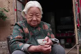 农村94岁奶奶和爷爷发生争吵，老人流泪讲出心中遗憾，可怜父母心