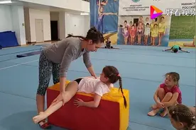体操队新来四个小姑娘，女教练给扳180度一字马视频封面
