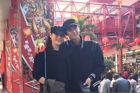 黄子韬与妈妈合影曝光！简直就是一个模子刻出来图片