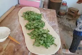 聪聪奶奶教你做发面蒸菜卷，新鲜的荆芥卷菜馍，婆媳俩吃了半筐子