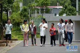 无声世界里的“微笑妈妈”图片