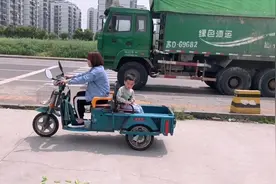 三轮车比两轮车难骑？英子不信亲身体验觉得两种车骑着差不多！视频封面