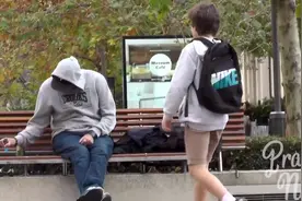 社会实验：12岁的男孩向路人索要烟和火机，路人的反应出人意料视频封面