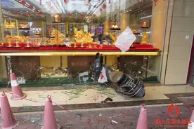 三岁儿贪玩扳动油门 摩托车失控撞入金铺图片