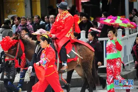 传统婚礼“骑马坐轿”惊现重庆酉阳街头图片