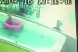 幼儿在游泳馆洗澡侧翻倒立溺水挣扎72秒 无人看护视频封面