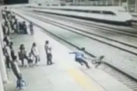 千钧一发！动车进站瞬间女子跳轨，客运员死命拽回视频封面