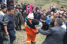 贵州14岁少年只身探险被困深洞 消防出动救援（图)图片