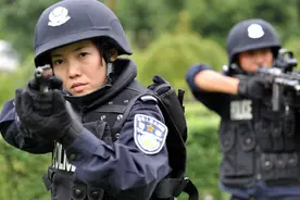 80后女特警爱武妆也爱红妆图片