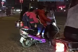 「惊呆」普宁流沙最强灯谜，这电动车到底坐了几个人？图片