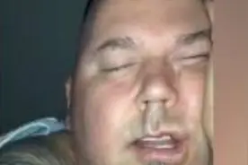国外这名男子睡觉时一直在傻笑被妻子录了下来，好魔性的笑声哈哈图片