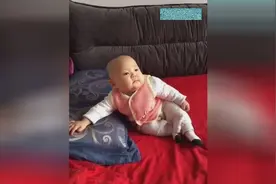 小宝宝发现爸爸在给自己拍照，小宝宝立马摆了一个妖娆的姿势图片