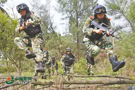武警尖兵这样练：针穿大米 练据枪练到枪脱落图片