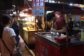 台湾高雄六合夜市，游客被土耳其冰淇淋调戏了视频封面