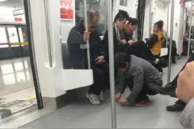 谁说“中国大妈”只会买买买 传播正能量不含糊图片